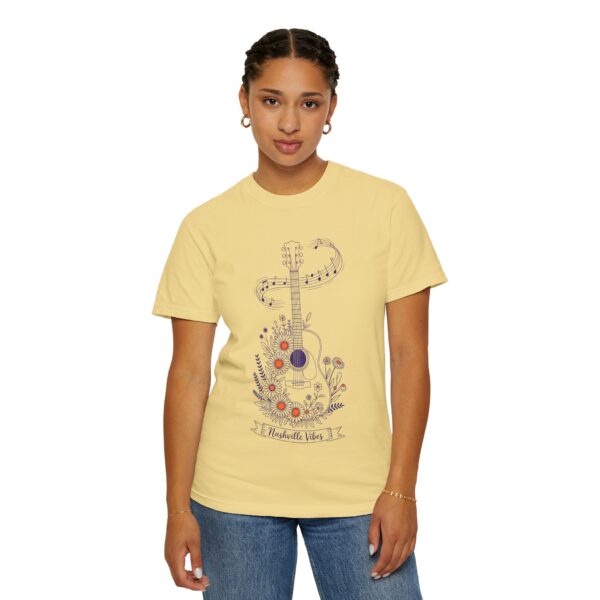 Bohemian Floral Guitar T-Shirt, Vintage Musik Tee, Artsy Unisex Shirt, Music Lover Gift, Nature-Inspired Apparel